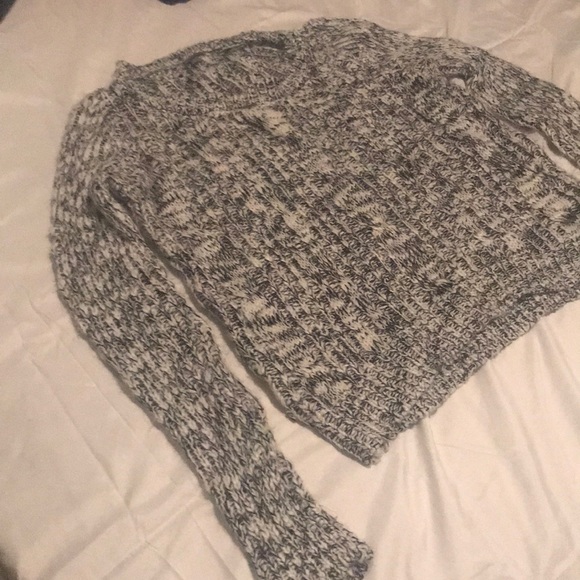 White and black sweater - Picture 1 of 1